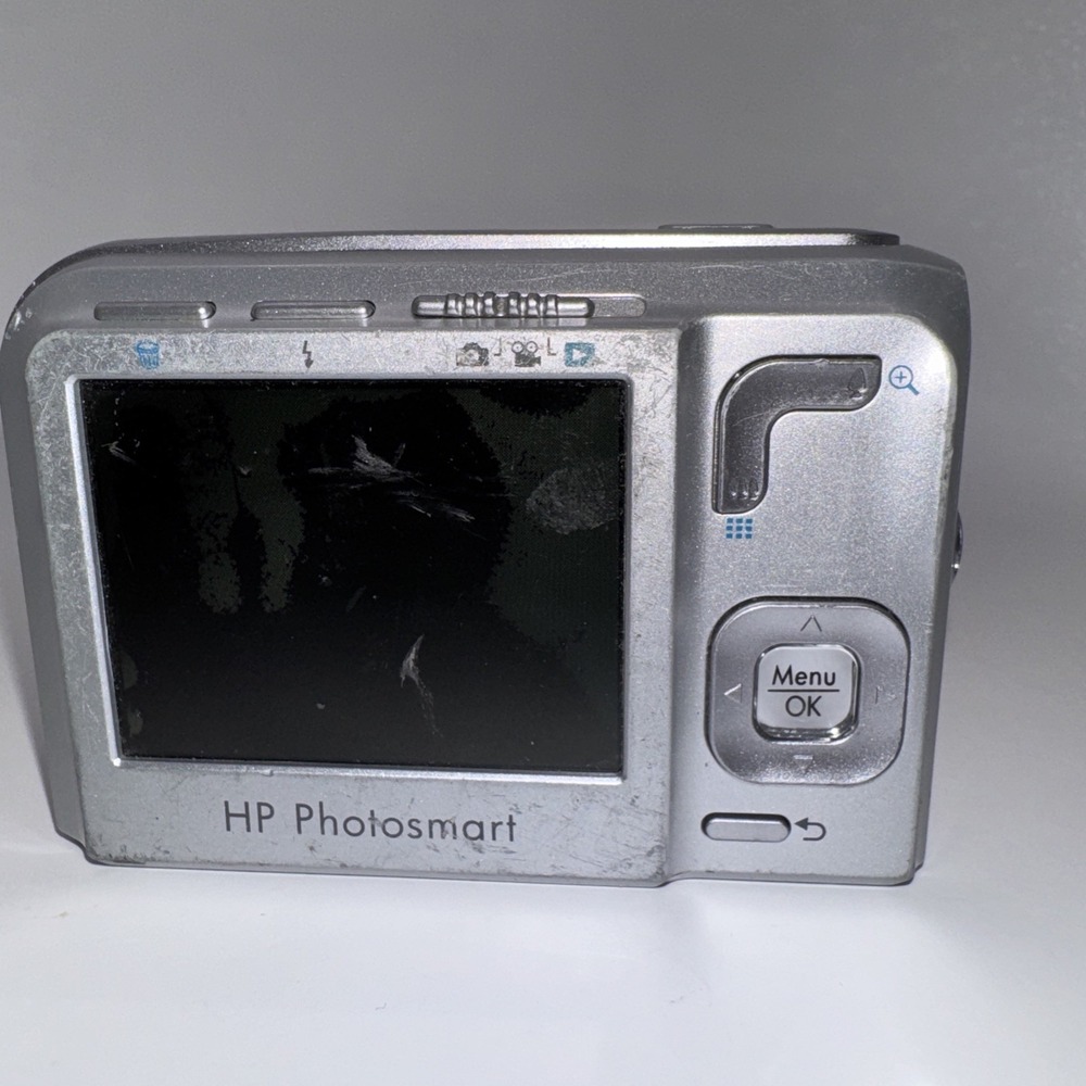 HP Photosmart M547 Point and Shoot Camera 6.2MP Silver SNPRB-0747 Untested‎ - Picture 2 of 7